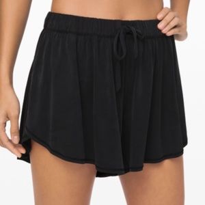 ISO Lululemon flow in elegance short